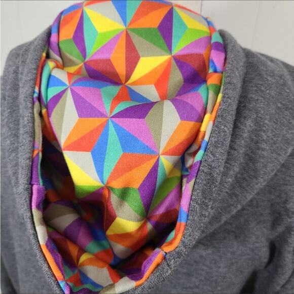 Disney NWT Epcot International Food/Wine Festival 2021 Passholder Rainbow Hoodie - Picture 9 of 11